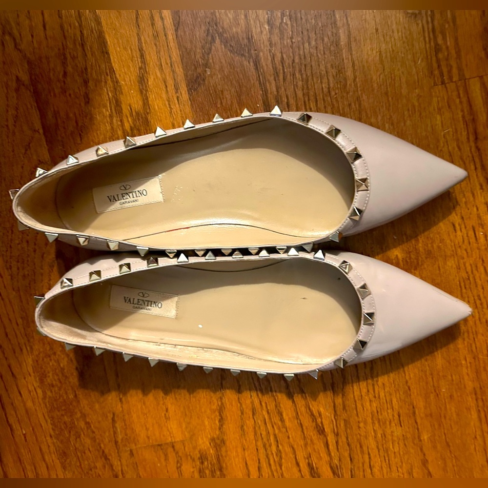 Beige patent Valentino rock stud flats size 41.5